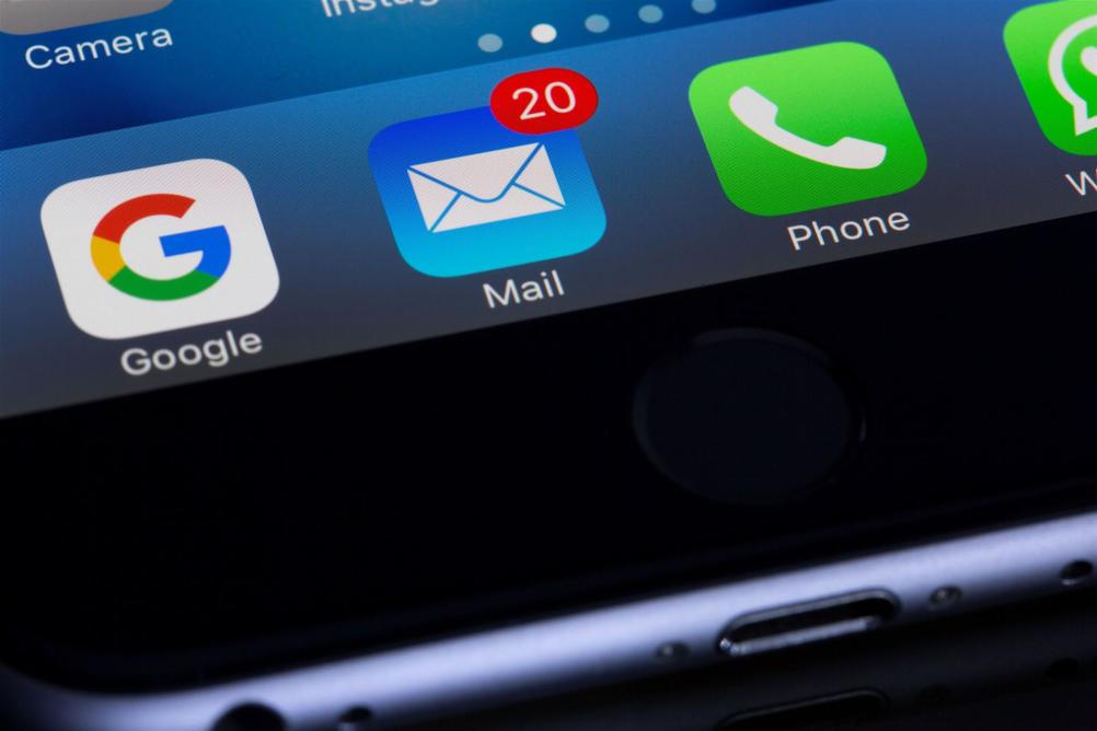 Ein Nahaufnahmefoto eines Smartphones, das beliebte Apps wie Google und Mail anzeigt.